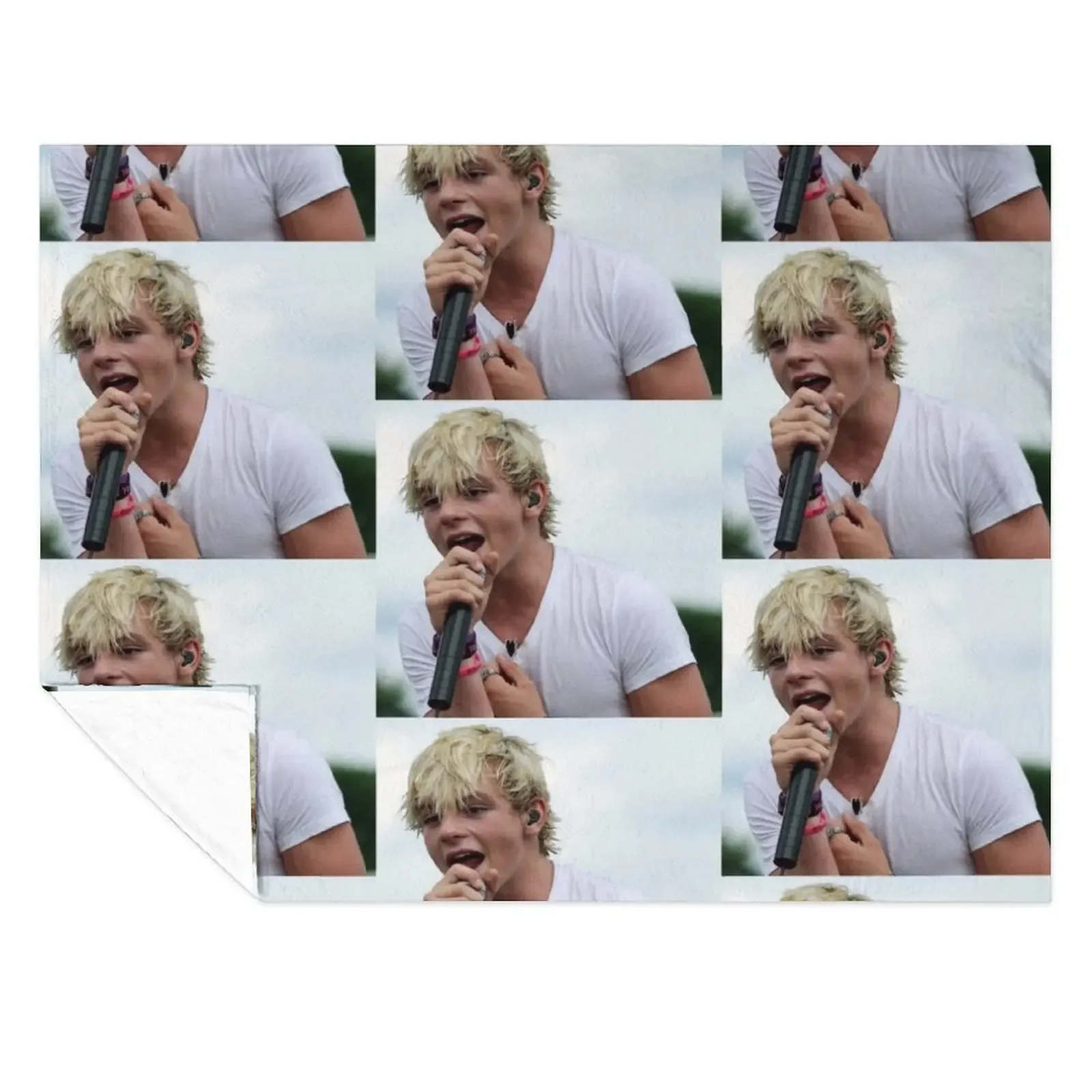 

ross lynch Throw Blanket Cute Travel Plush Tourist Blankets