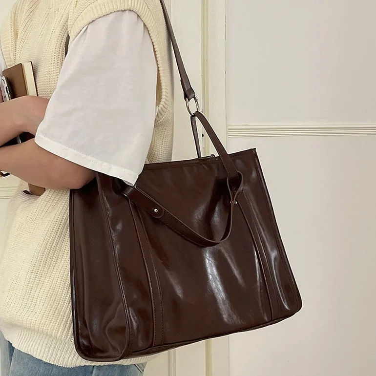 Retro Large Capacity Commuter Tote Bag Versatile Handbag Shoulder Bag Crossbody Bag for Students And Young People