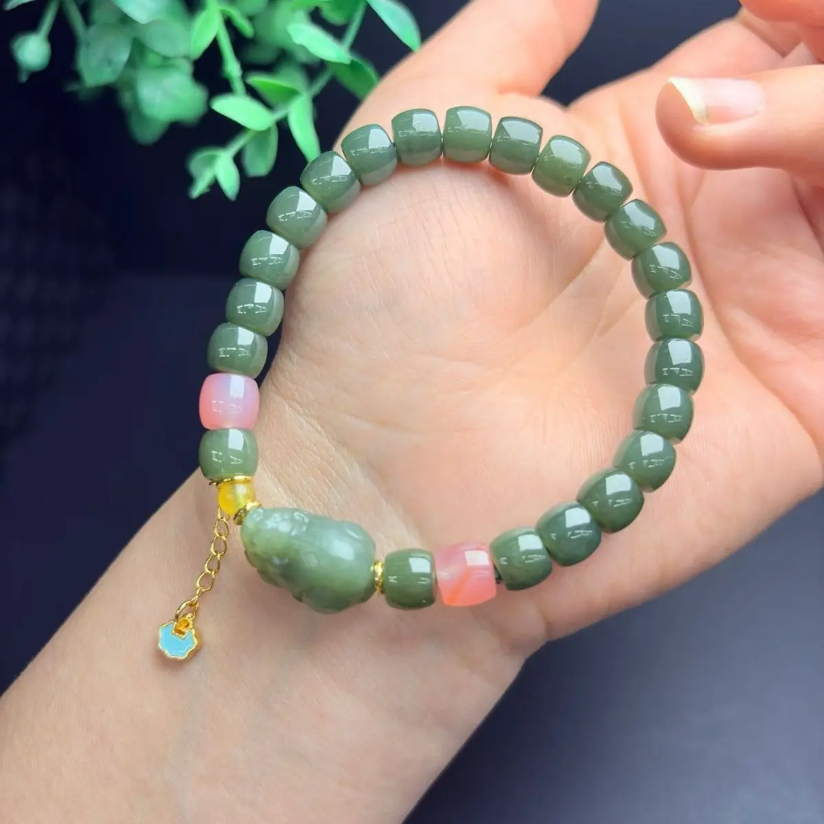 Natural card 8mm Hetian jade direct shooting bracelet! With natural Hetian jade Pixiu to attract wealth and keep wealth