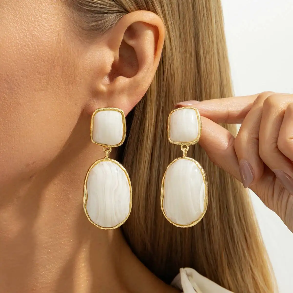 

KunJoe Vintage Red/White Resin Acrylic Oval Pendant Earrings Women Simple Geometric Drop Earrings New Year Jewelry Accessories