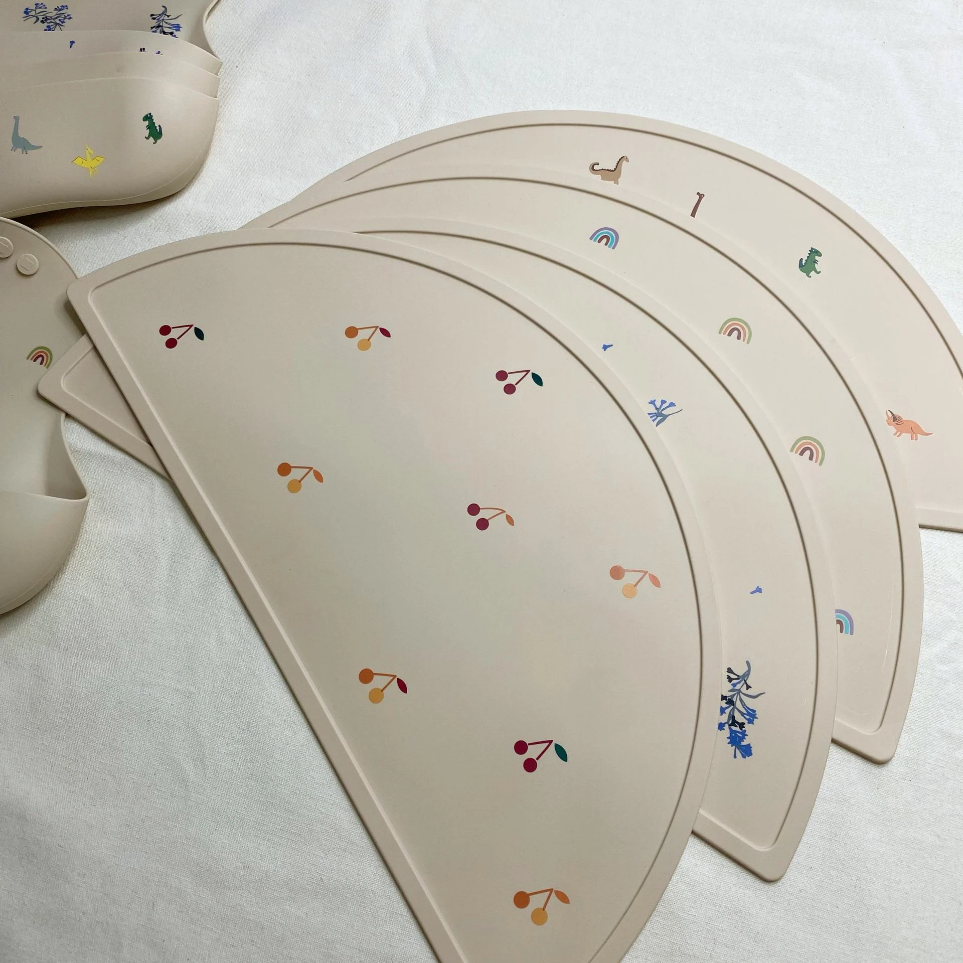 

Baby silicone placemat for children 1st grade elementary school students placemat waterproof and oilproof folding lunchcloth