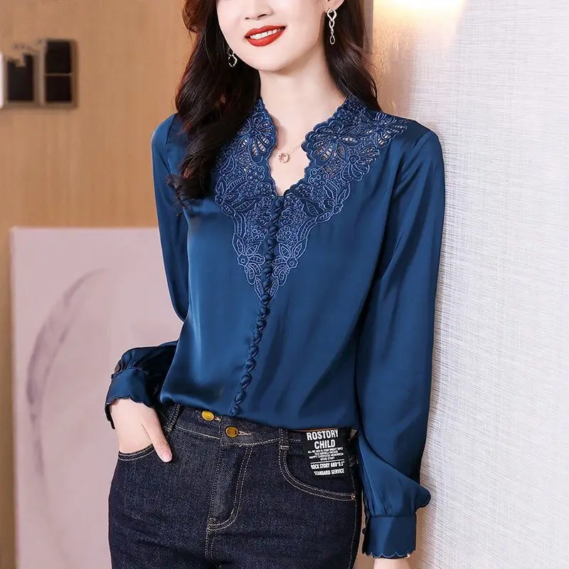 Heavy Duty Simulation Silk Shirt Women\'s 2024 Spring Outfit New French V-neck Embroidered Bubble Sleeve Design Top