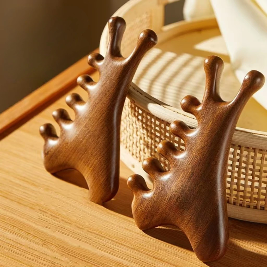 

Деревянная расческа для массажа кожи головы, которая способствует здоровью волос и кожи головы обеспечивает успокаивающий и расслабляющий массаж.