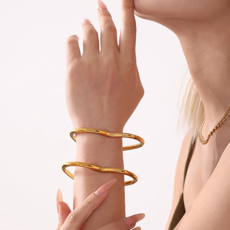 Luxurious Design, Love, Closed Bracelet, Titanium Steel Plated With 18k Gold, Heart-Shaped Bracelet With Colorfast Texture Women