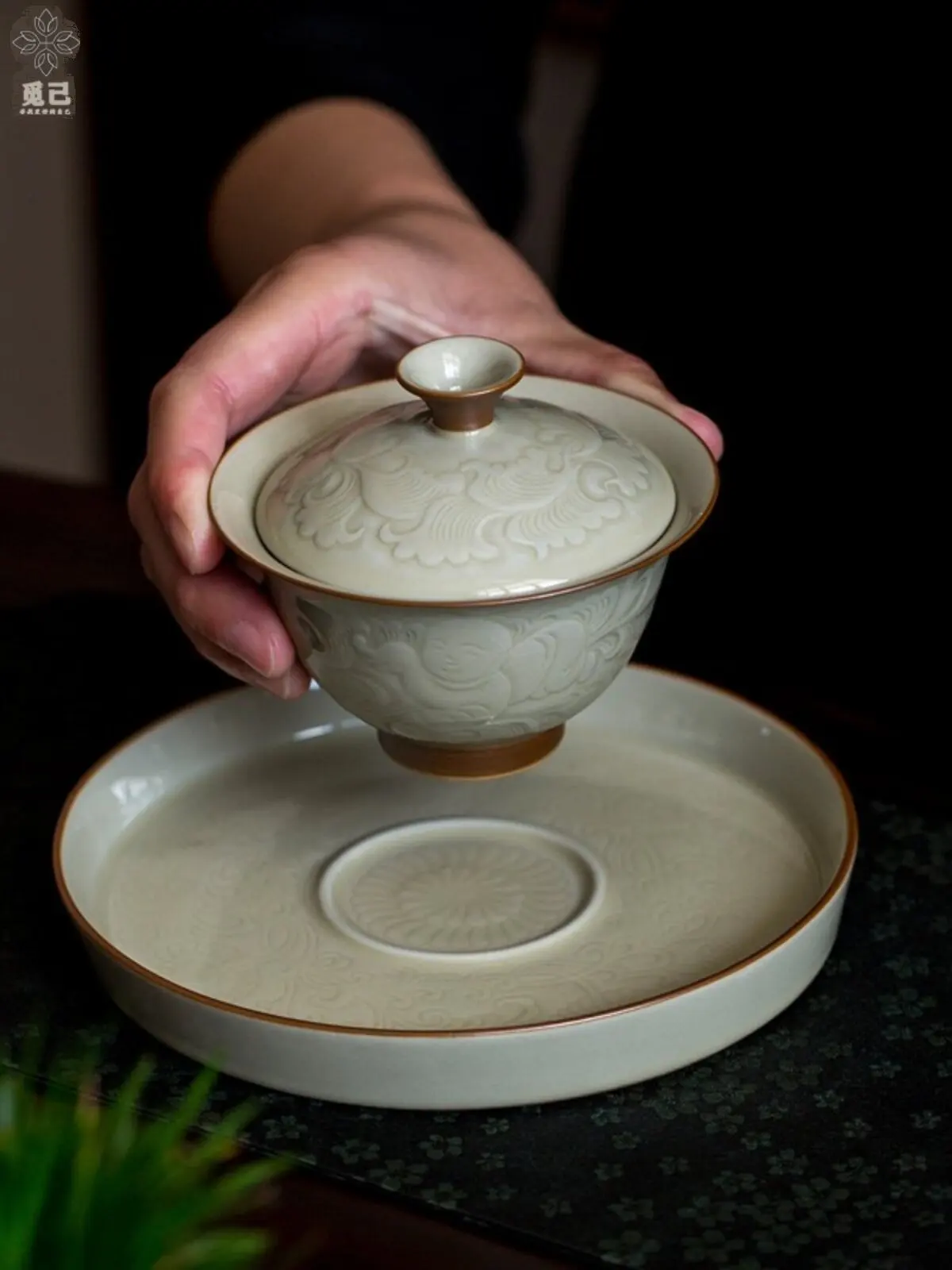 Honey Glaze Scroll Teapot Stand, Ceramic Dry Brewing Tray and Gaiwan Pot Rest for Tea Ceremony, Tasting and Table Display