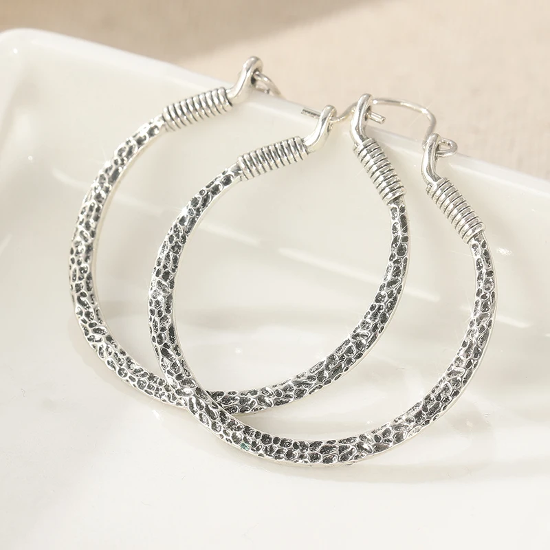 زوج واحد من الأقراط المستديرة الرجعية على الطراز العرقي، وإكسسوارات المجوهرات الإبداعية للمهرجانات والحفلات، والأقراط القبلية