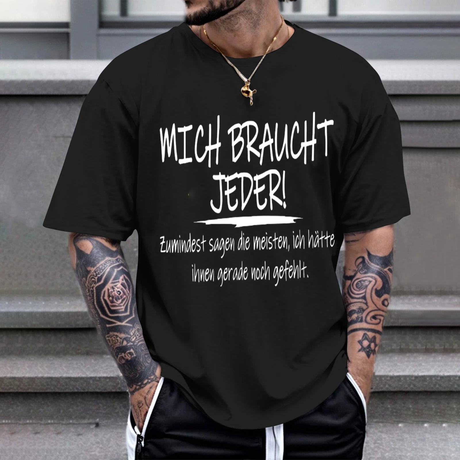Herren-T-Shirt „Everyone Needs Me Perfection“ für Freizeitkleidung, Partys und Karneval-Outfits