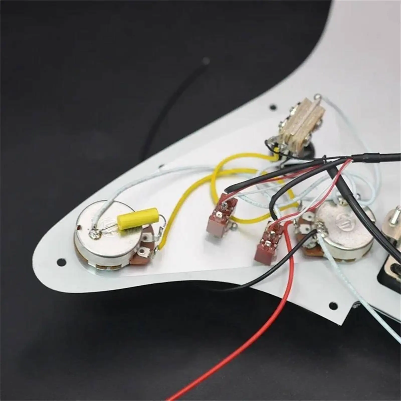 pickguard-pre-cable-s-t-design-avec-composants-magnetiques-alnico-5-et-double-humbucker