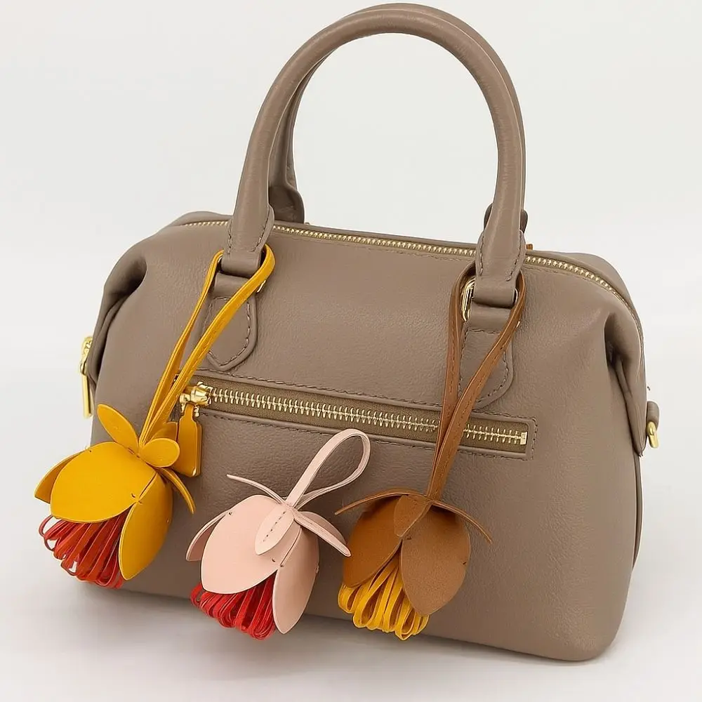 

Lovely Hanger Flower Pu Leather Pendant Handmade Car Keyring Leather Keychain Fashion Cartoon Bag Pendant Women