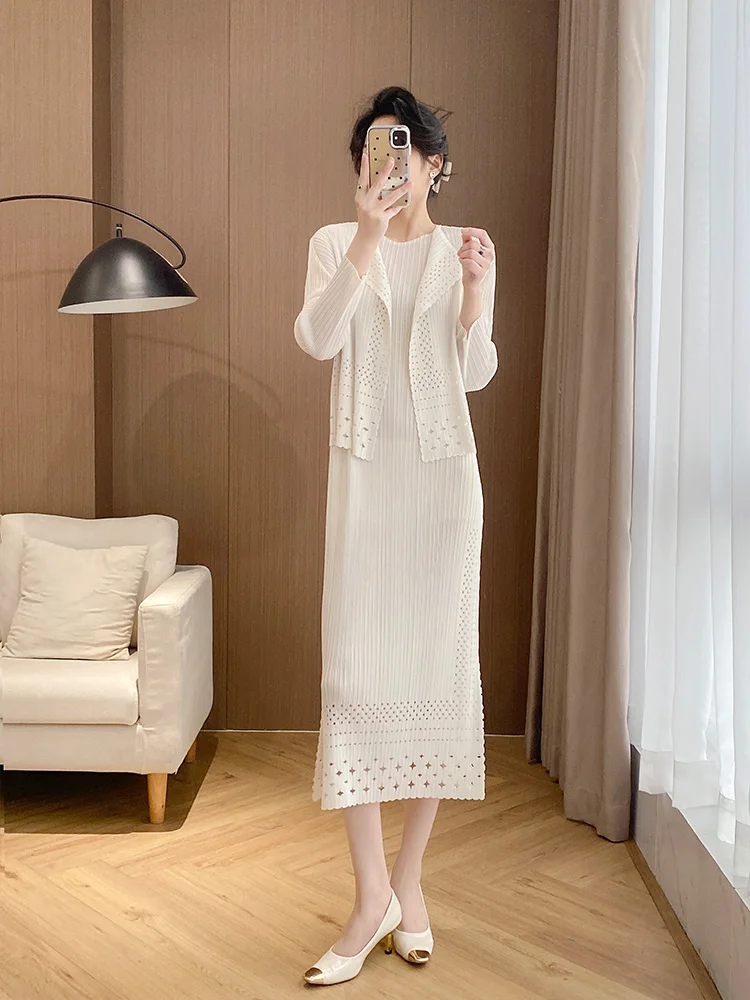 

Элитный летний комплект в стиле Санда 2026: женский кардиган-жакет, абрикосовые длинные плиссированные брюки, топ с коротким рукавом и круглым вырезом