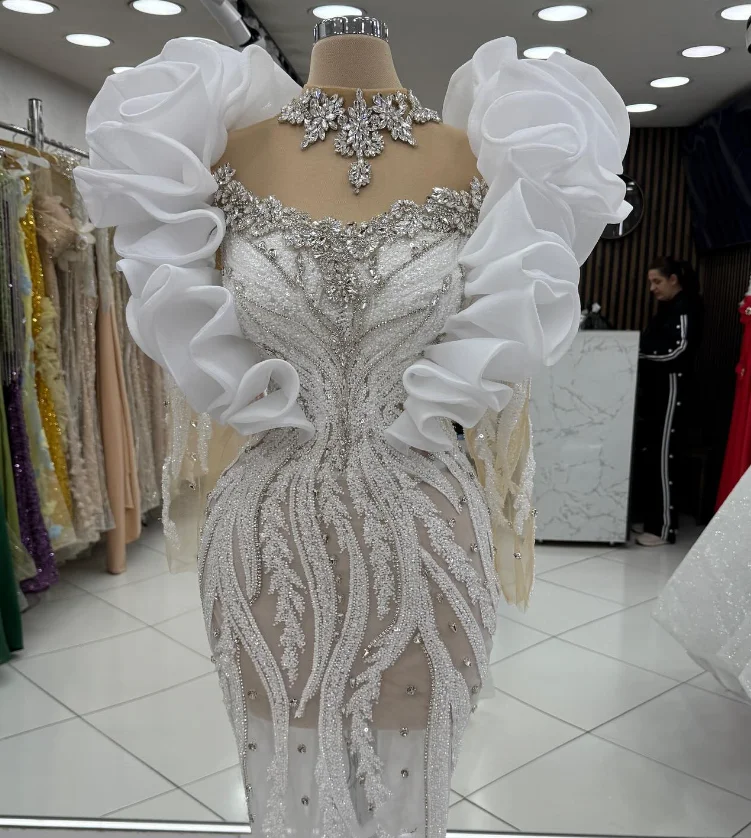 فستان سهرة أنيق باللون الفضي والأبيض على شكل ذيل السمكة مطرز بحجر الراين تول وأكمام طويلة مكشكشة بطول الأرض فساتين لحضور الحفلات الموسيقية حسب الطلب