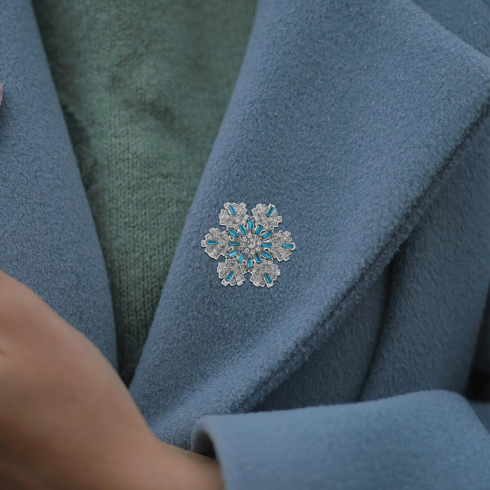 

2Pcs Snowflake Brooch Pin Rotating 3D Rhinestone Lapel Pin Winter Wedding Bridal Shawl Clasp Coat Lapel Scarves