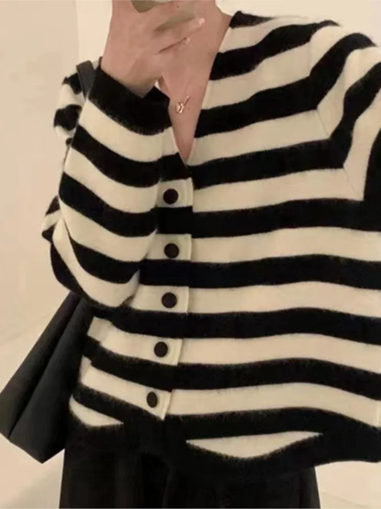 Knitted Striped Print Autumn Winter V-Neck Cardigan Women Korean Style Loose Pleated Ladies Cardigans Modis Woman Sweater Coats