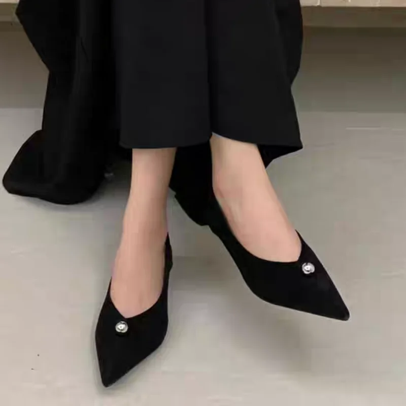 Металлические модные женские туфли-лодочки из флока, шлепанцы, женская обувь с острым носком на низком каблуке, элегантные женские туфли на каблуке на мелком каблуке