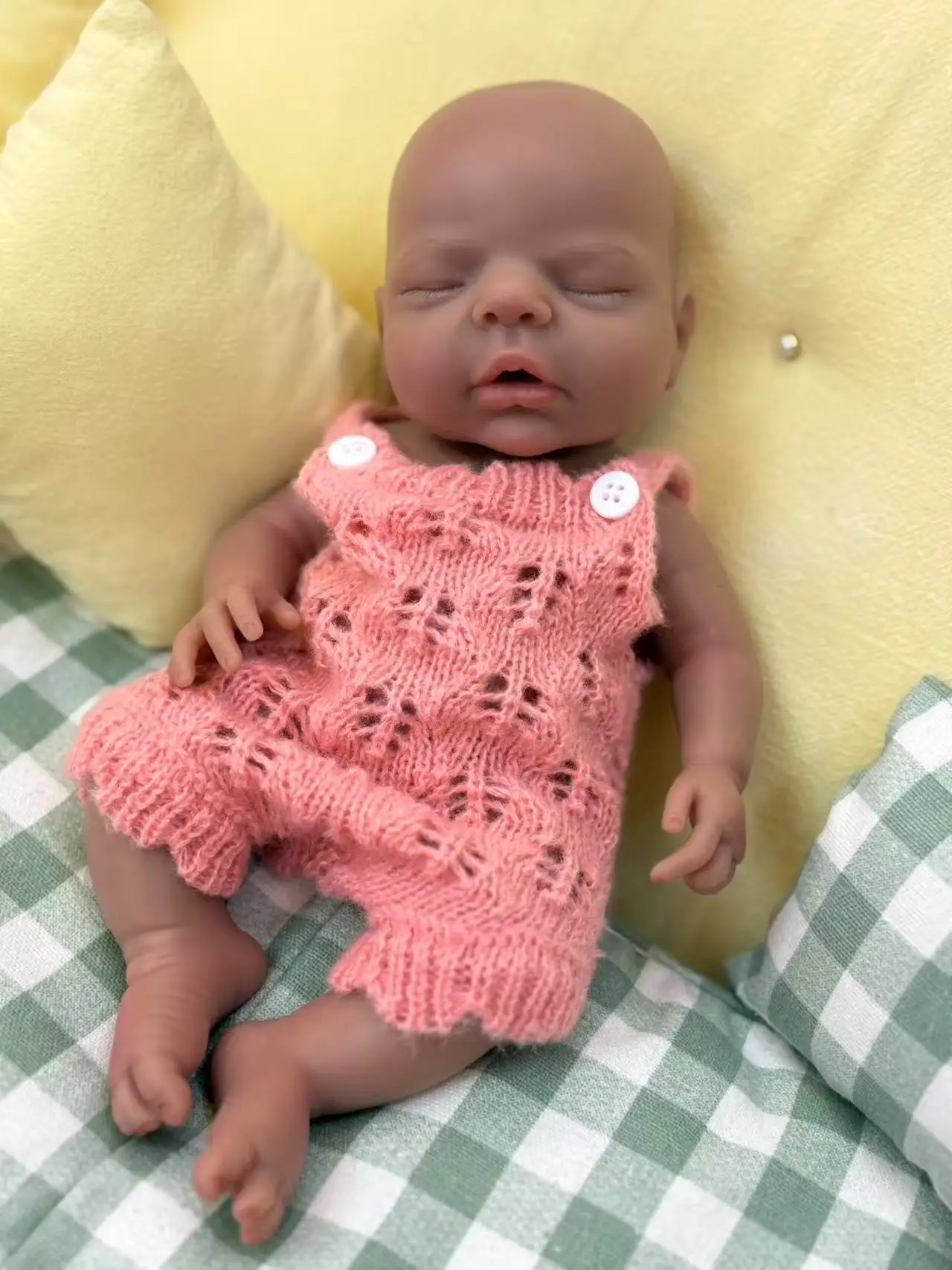 Muñeca Reborn de silicona de piel oscura de 10 pulgadas, muñeca recién nacida de silicona suave pintada con vestido Adorable para chico