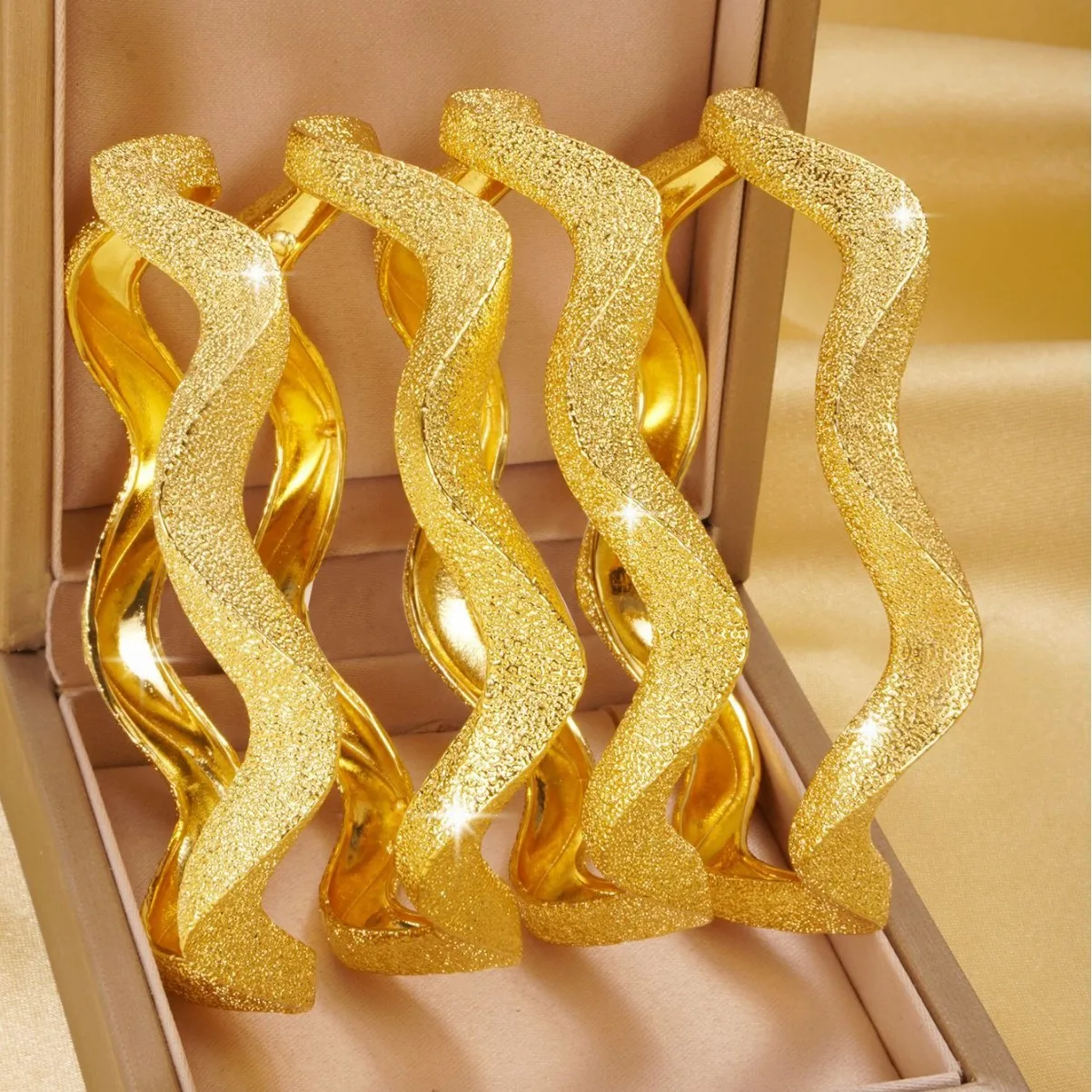 9999 Gold Dubai European Irregular Style Ladies Bracelet New Edition Exaggerated Bracelet Light Luxury Fashion  Versatile