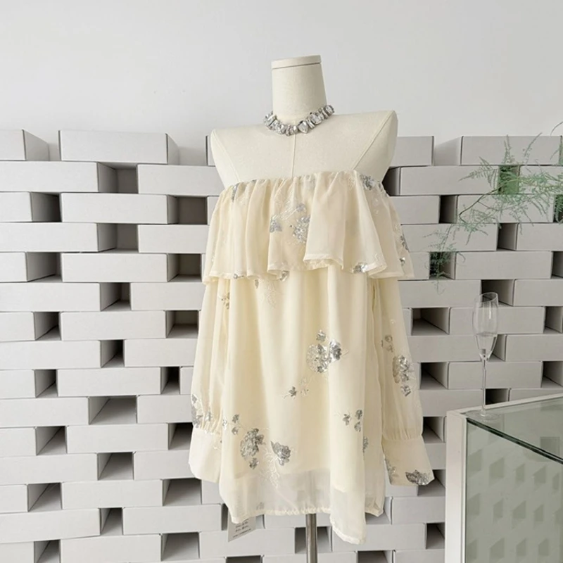 

Женская блузка с открытыми плечами и отделкой в виде листьев лотоса, летняя новинка 2026 года, французский стиль, с цветочной вышивкой, модная и элегантная.