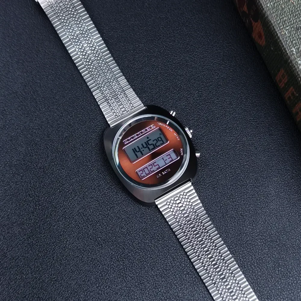 ساعة كلاسيكية بتصميم مستقبلية كرونود ريترو 1970s ساعة عرض إلكترونية مزدوجة LCD هيكل من الفولاذ المقاوم للصدأ
