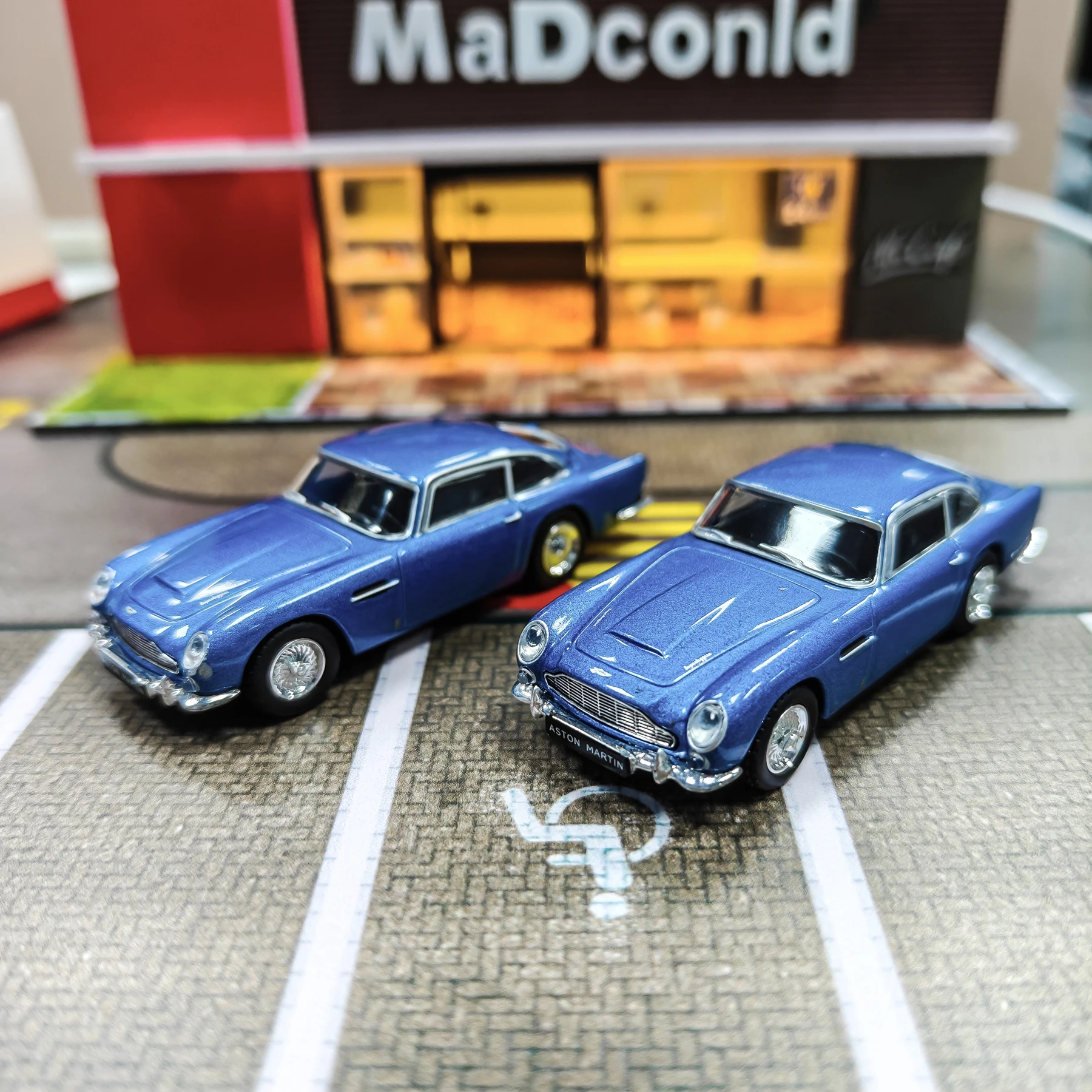 

2Pcs Mini GT #954 1/64 DB5 Sierra Blue LHD Diecast Model Car （No box）