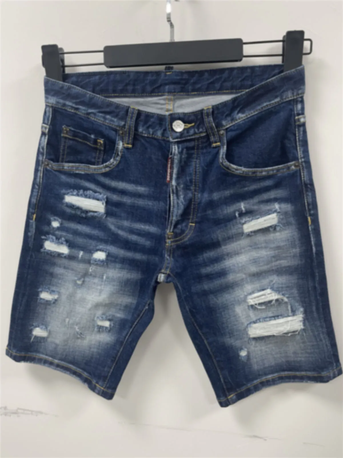 

2024 Spring/Summer New D2 Jeans Trendy Men's Water Washed, Scratched, Patched, Painted, Slimming, Micro Elastic Denim Shorts for