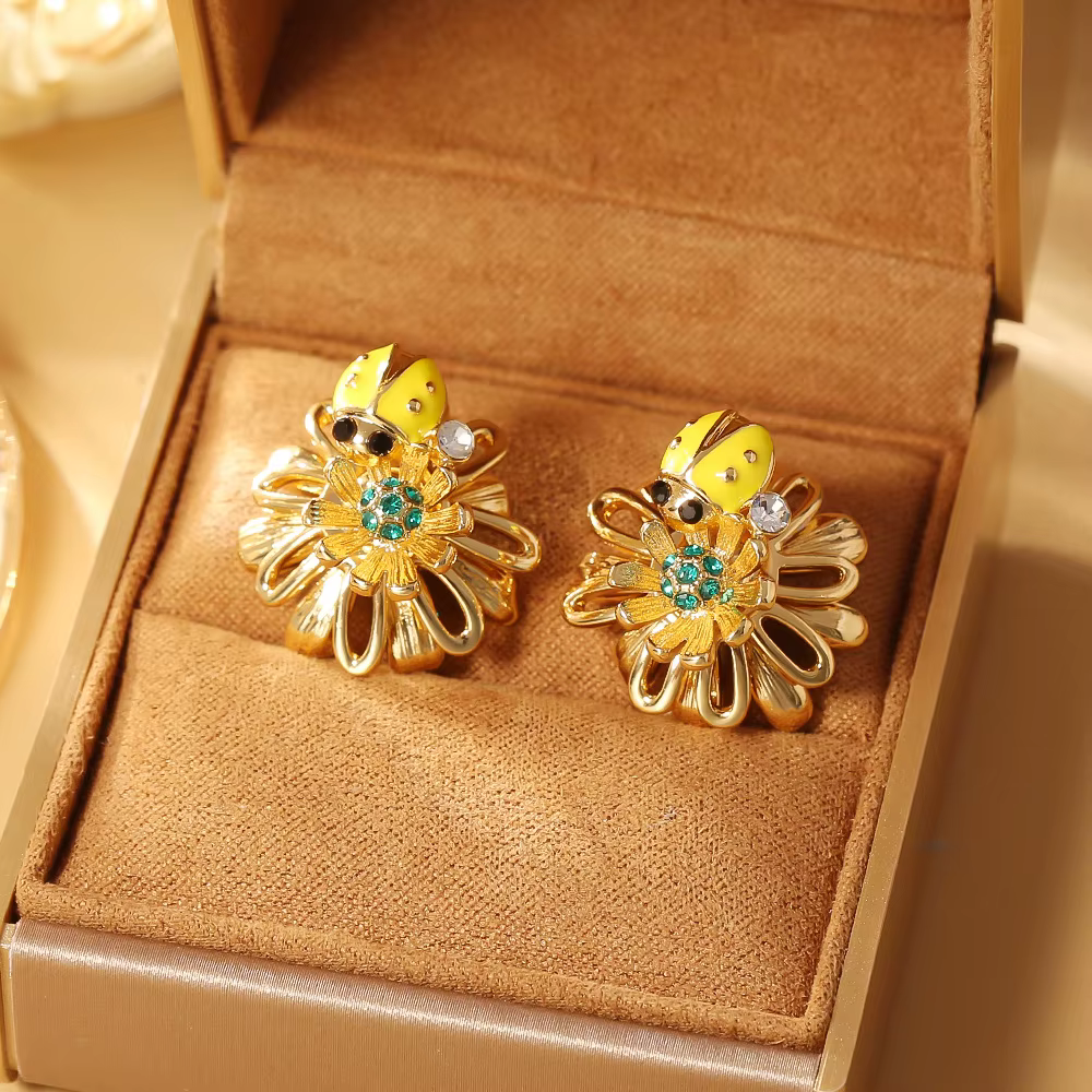 

Fashionable and exquisite reversible flower earrings, insect daisy earrings, niche light luxury and high-end earrings