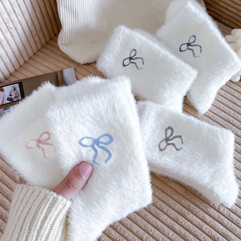 شتاء دافئ لطيف Bowknot جوارب يمكن السير بها على الأرض Harajuku أفخم الحلو القوس الأوسط جورب موضة الأبيض لينة النوم الجوارب للنساء الفتيات الجوارب