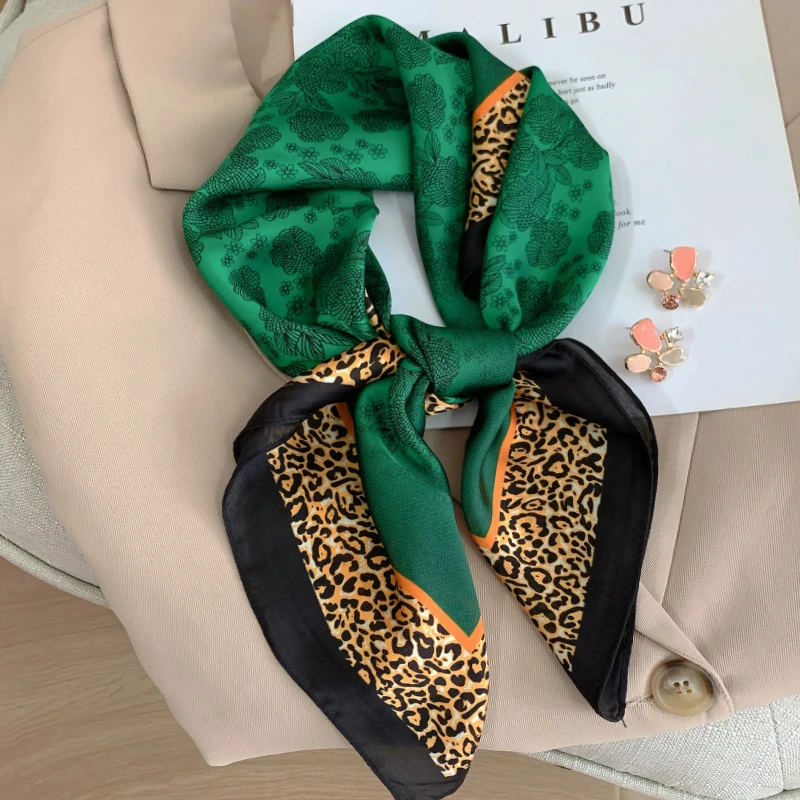 2022 Luxury Brand in the Spring Autumn New 70 Small Square Fashion Hair Tie Strap Soft Scarves Ladies Fashion Print scarf women