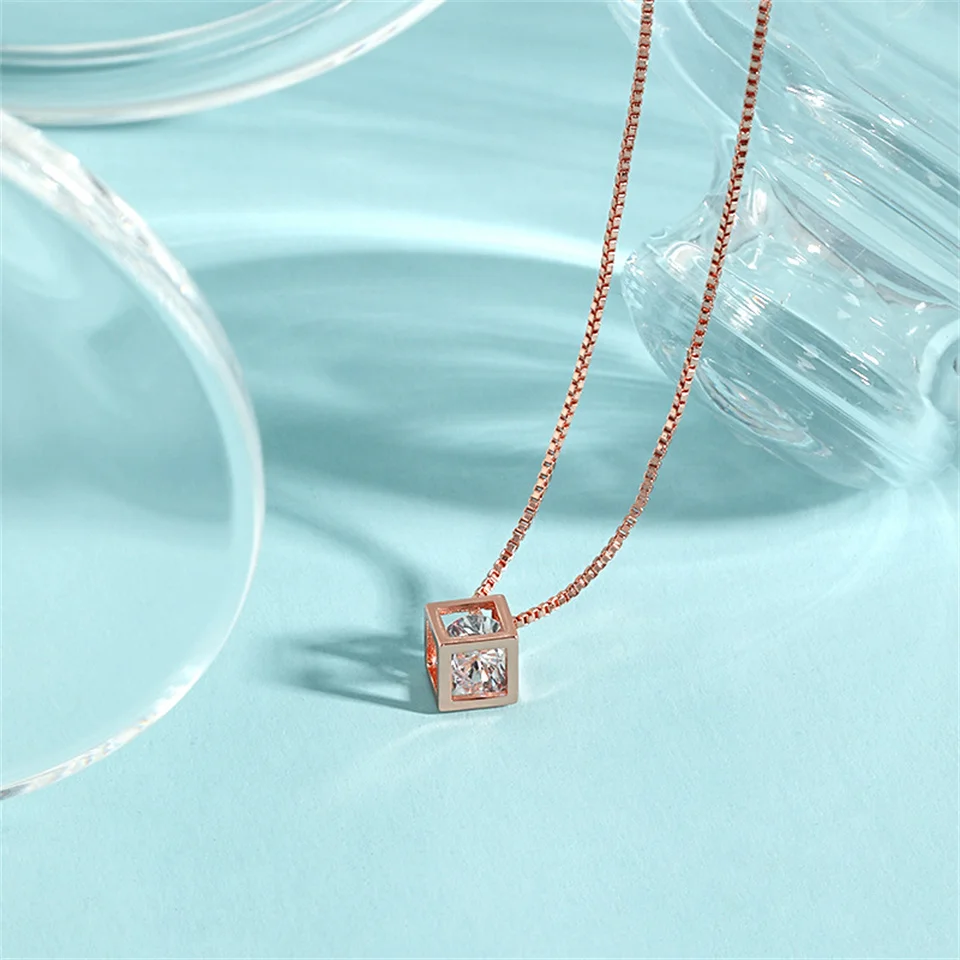 Collane con ciondolo quadrato di design di nicchia Collane con cubo d'amore quadrato vuoto intarsiato in oro rosa con diamanti sciolti Gioielli in acciaio inossidabile