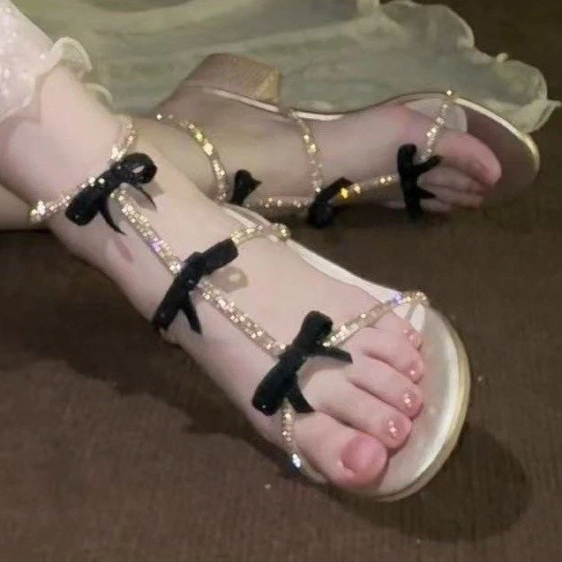 

2023 летние женские сандалии, новые модные модельные сандалии с пряжкой и ремешком, женская уличная обувь с кристаллами и галстуком-бабочкой на квадратном каблуке с круглым носком