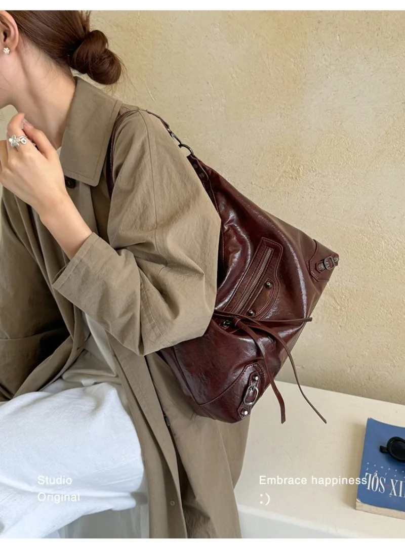 CEEKAY Damen Hobo-Tasche, Schwarz, Glänzendes PU-Leder, Große Schulterhandtasche mit Reißverschluss-Detail, für den täglichen Arbeitsweg, Casual, Minimalistisch – Detail 1