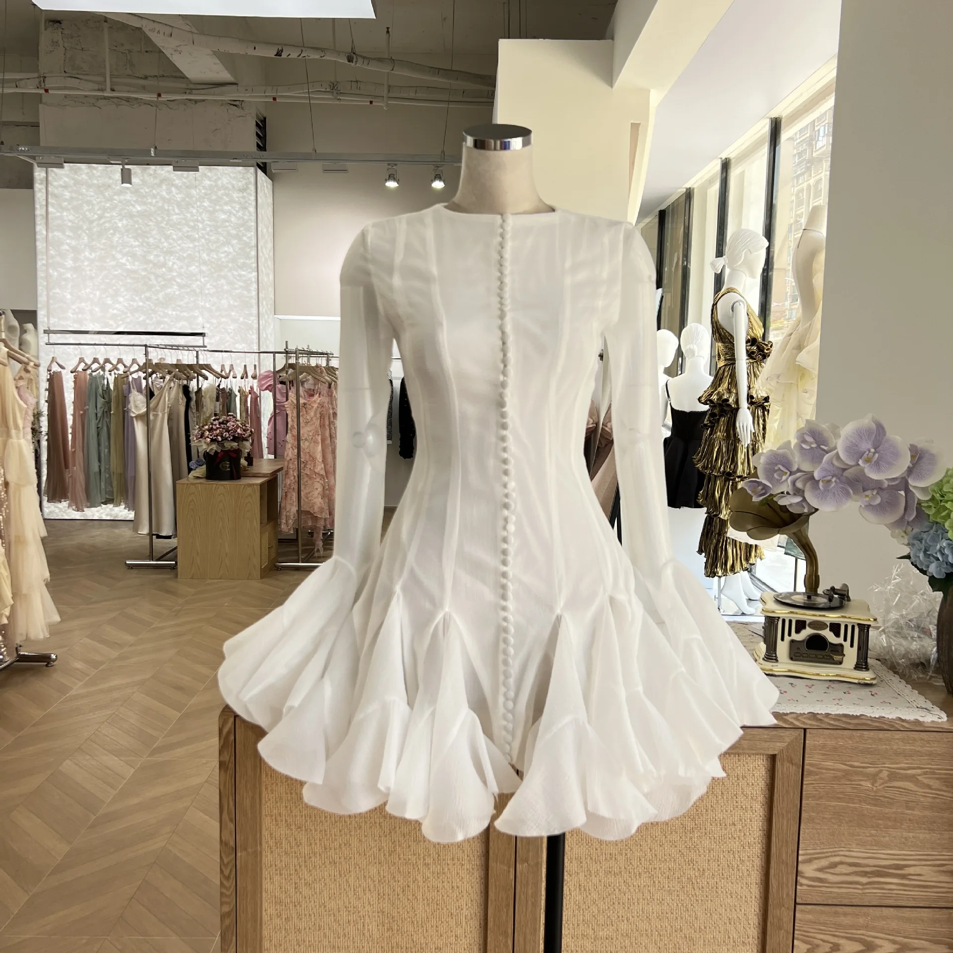 فستان حلو غير متماثل مزين بالزهور مع أزرار، تنورة قصيرة بقصة ضيقة، تصميم فريد من نوعه