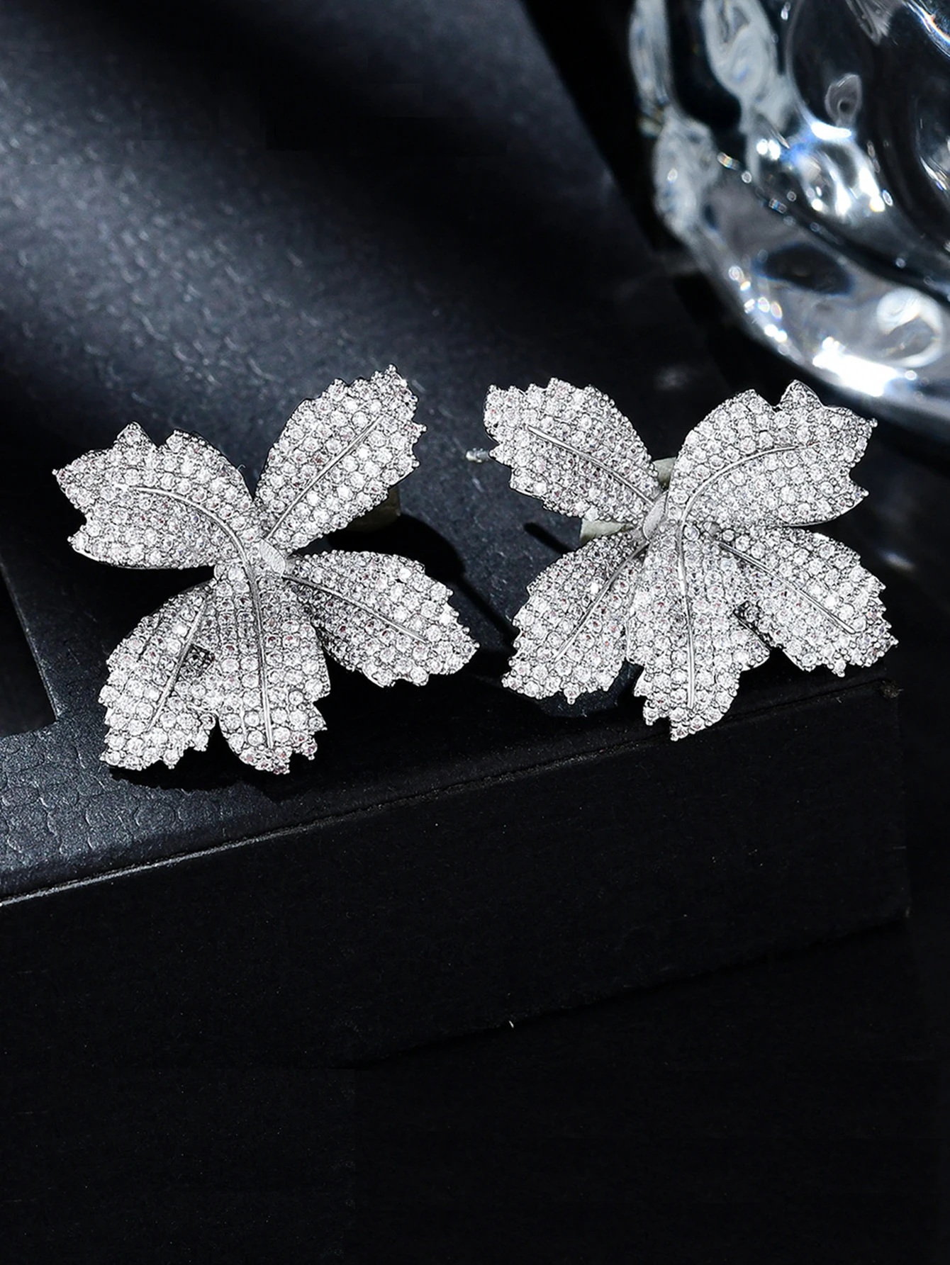 

Silver Needle Heavy Industry Light Luxury Premium Micro inlaid Flower Earrings for Women's Niche French Zircon Inlaid Lily Flowe