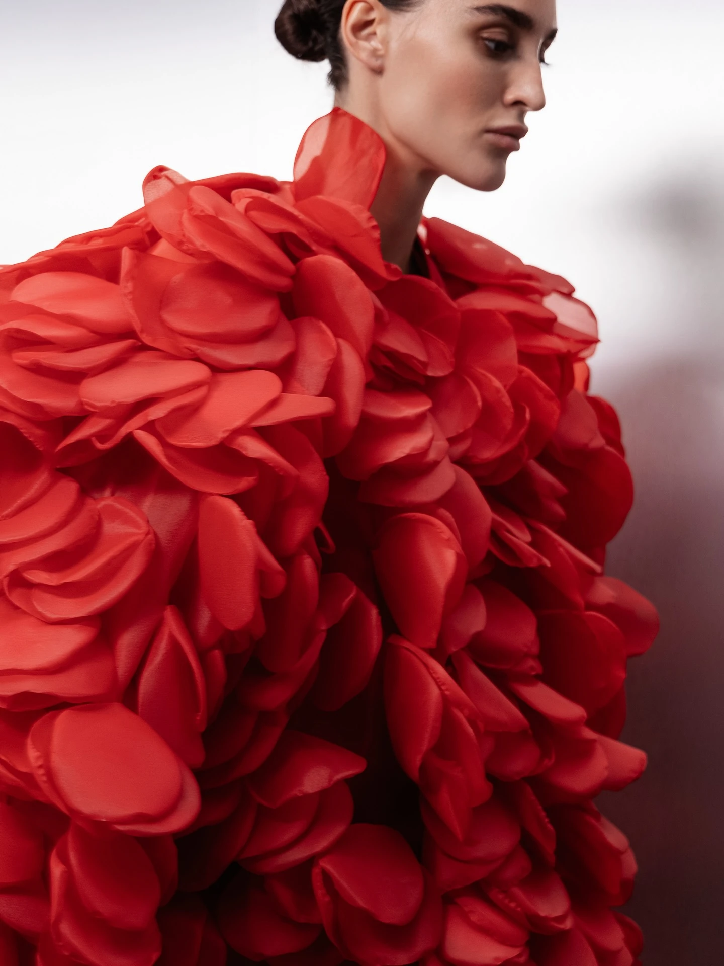 Abrigo de pétalos de tul rojo de gran tamaño para mujer, moda vanguardista, nueva bata de fiesta 2025, estilo callejero moderno, ropa de abrigo esculpida floral