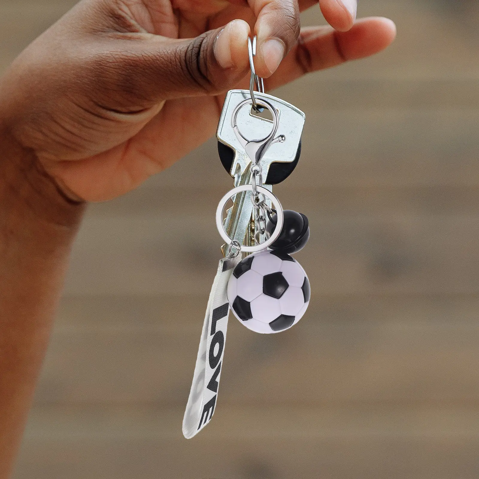 

5 шт. футбольных брелоков, кольца для ключей с футбольными мячами, подарок для любителей спорта, для мужчин и женщин, белые и черные, декоративные аксессуары для автомобиля и сумок