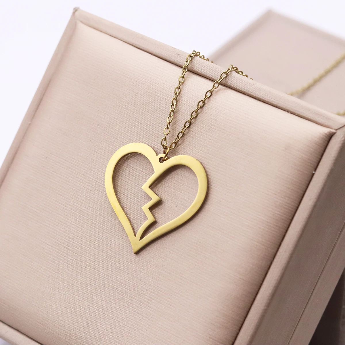 New Stylish Broken Heart Necklaces For Women Stainless Steel Gold Color Crack Love Pendant Necklace Holiday Jewelry Accessory