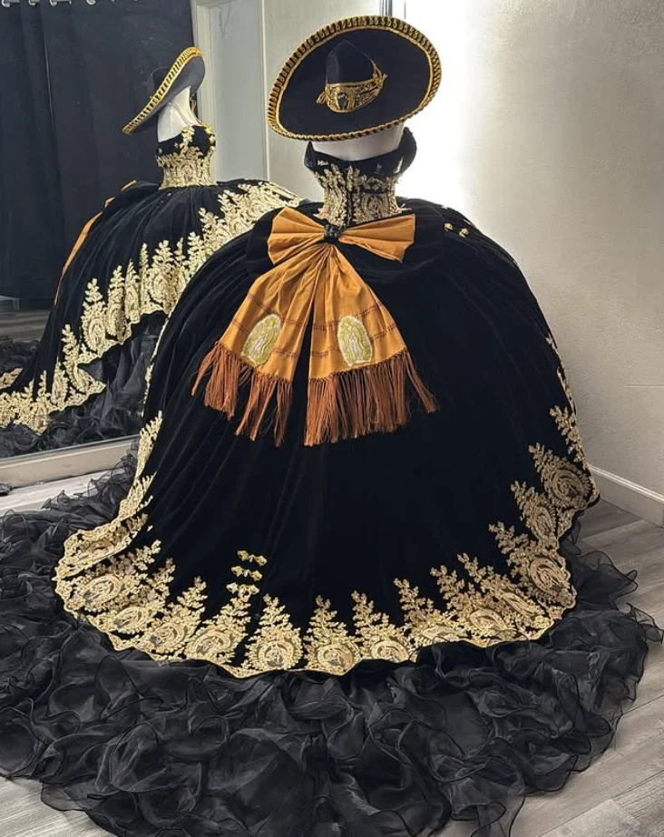 فساتين Charro Quinceanera الفاخرة باللون الأسود مزينة بالذهب والكريستال والكشكشة مشد مكشوف الأكتاف فيستدوس دي 15 سنة حسب الطلب