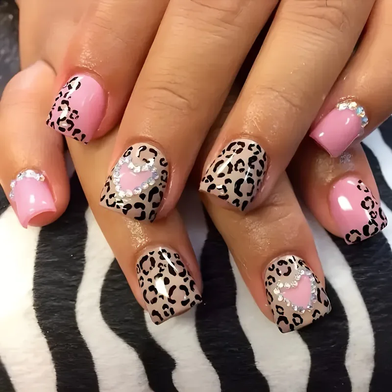 

24PCS Sweet Cool Pink Short Square False Nail with Glue Leopard Print Heart Shimmer Designs Fake Nails Spice Girls Wearable Nail