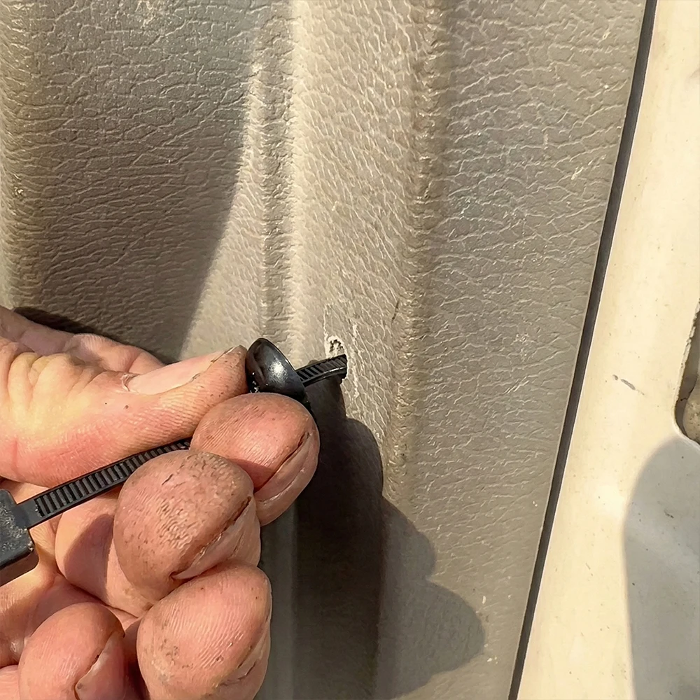 Cable tie buckle fixed through the core nail cable tie buckle mudguard fender inner lining trunk buckle