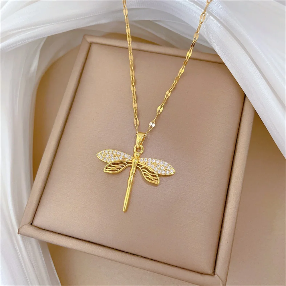 Fashionable hollow-out dragonfly necklace for women; a pendant that can bring good luck to the clavicle; a high-end