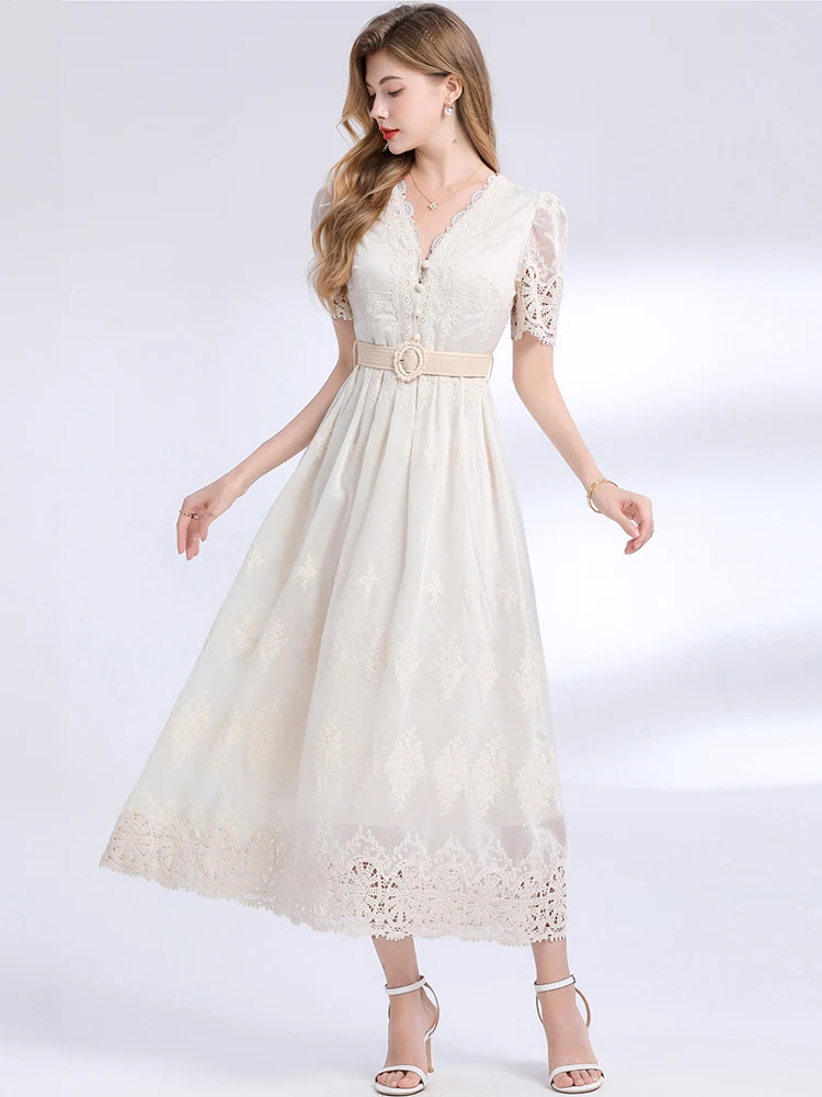 Elegancka sukienka maxi z dekoltem w serek i krótkim rękawem, dopasowana, damska, luksusowa, koronkowa, haftowana, z wycięciami, w stylu vintage, INKEO 5D203, lato 2025.