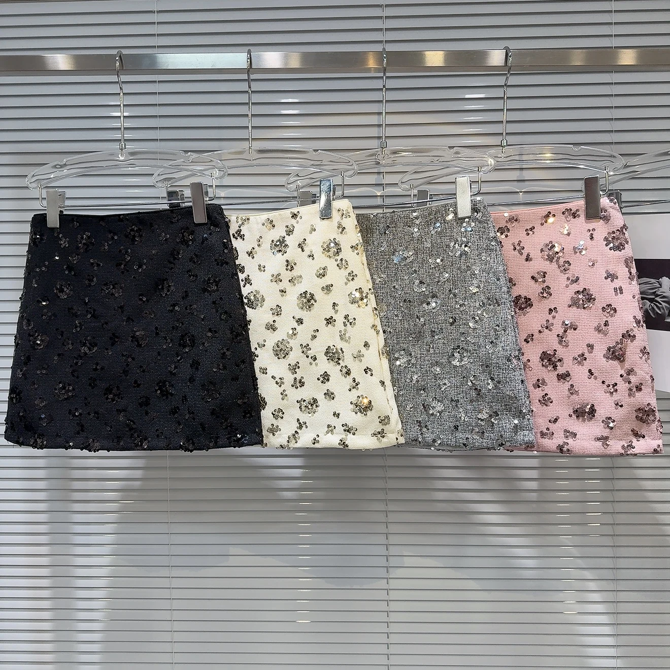 Haftowana spódnica w kształcie litery A z kwiatowym wzorem z koralików, damska, długość do kolan, wiosna 2025, modny trend, spódnice ort, spódnice midi