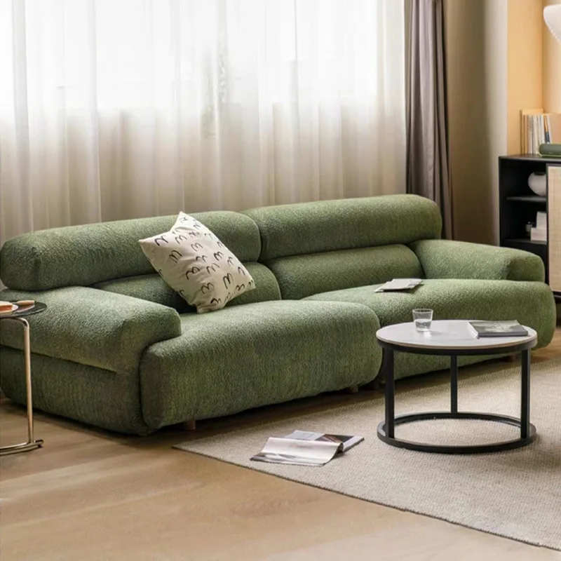 レトロなリビングルーム、小さなアパート、3人掛けストレートソファ、布製豆腐ブロック