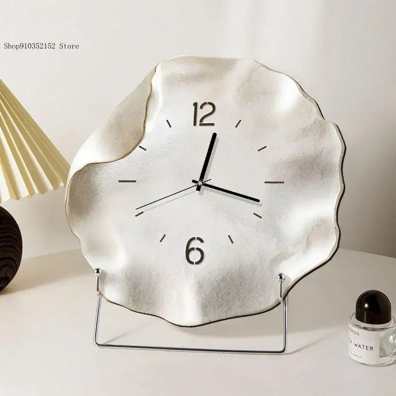 Simple and Creative Small Clock Modern Table Layout Style Living Room Bedroom Entrance Desktop Decoration Light Luxury Clock