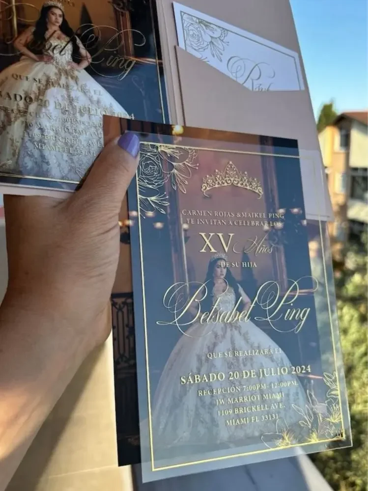 Tarjeta acrílica plegable personalizada de cumpleaños de 15 años con bolsillo Rsvp y foto debajo del área donde invitaciones acrílicas