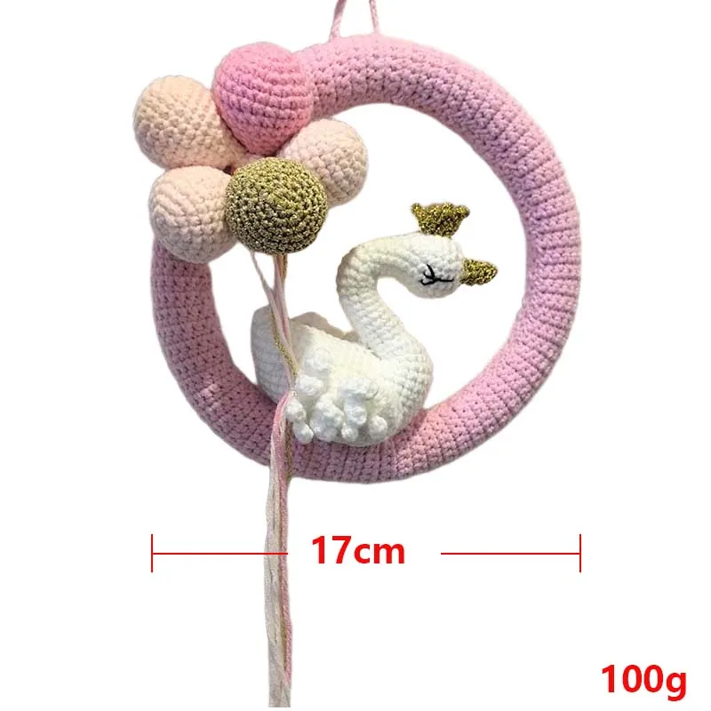 พวงหรีดถักโครเชต์ชื่อเด็กแบบส่วนตัว พร้อมหงส์และลูกโป่ง ของตกแต่งผนังห้องเด็กแบบกำหนดเอง ของขวัญทำมือสำหรับเด็กแรกเกิด ของขวัญสำหรับงานเลี้ยงฉลองทารก