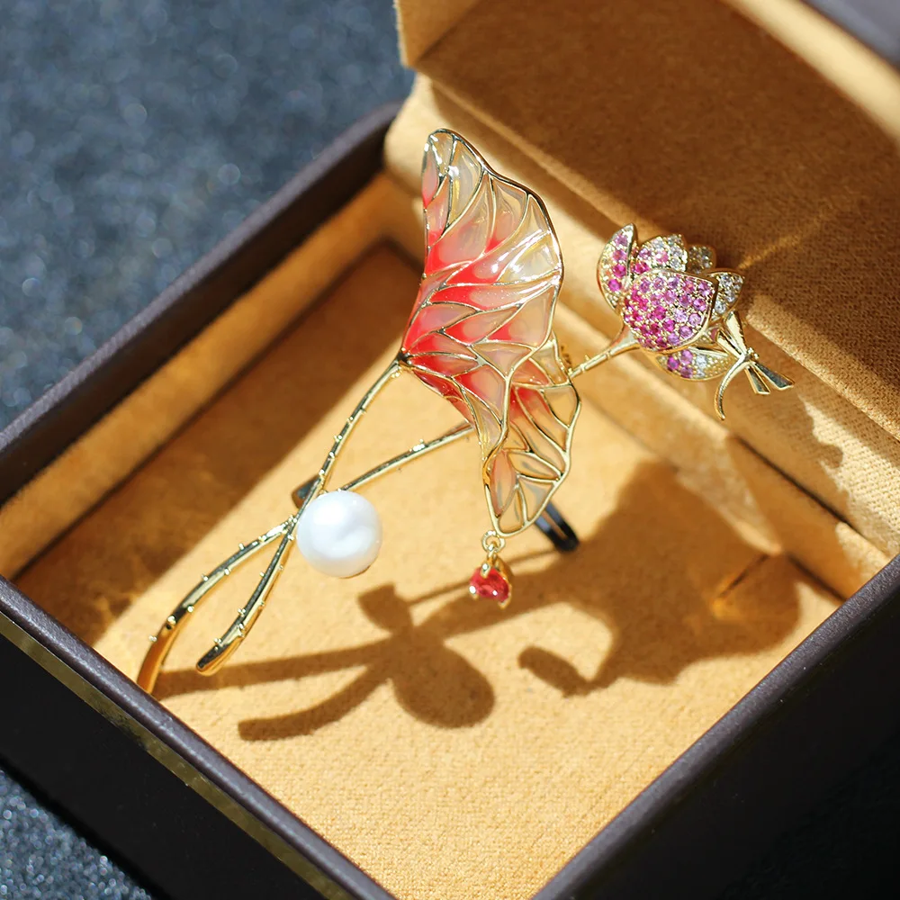 مزاجه اللؤلؤ لوتس زهرة ليف بروش للنساء أنيقة كريستال النبات اليعسوب بروش دبوس الملابس والاكسسوارات الهدايا