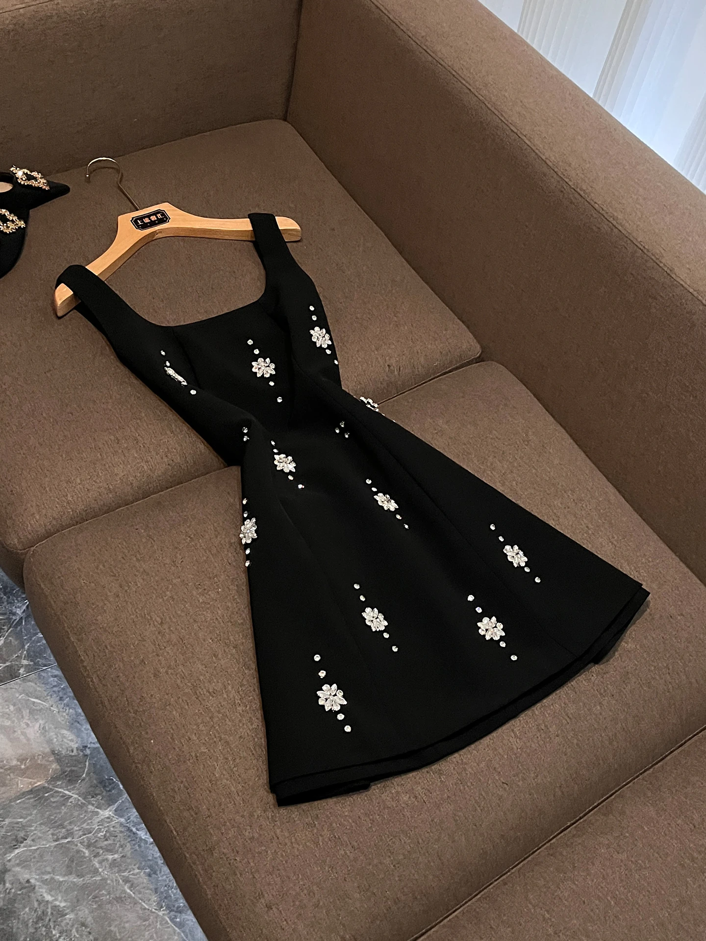 

Платье А-силуэта с декоративными элементами, без рукавов, с квадратным вырезом, стройнящий дизайн, из полиэстеровой ткани, для весны, осени и зимы.