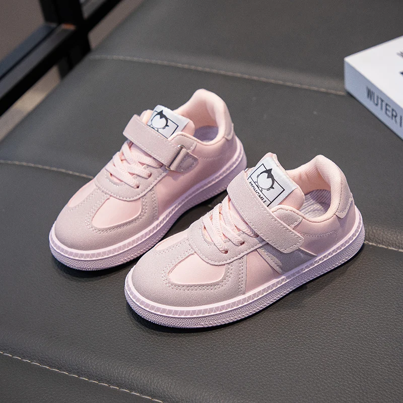 

A pair of children's sports shoes, with a comfortable upper, anti-slip and wear-resistant sole, and a Velcro designLR-226