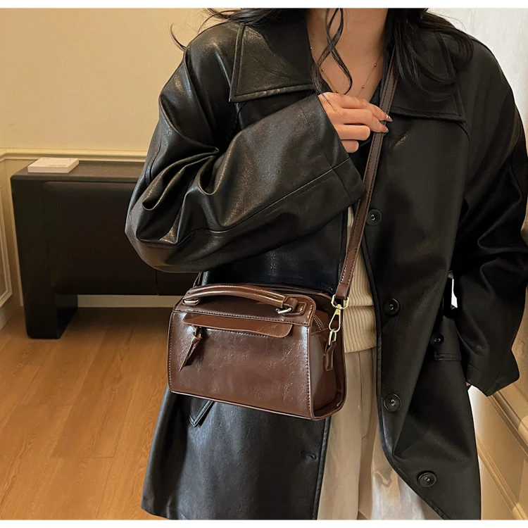 

High-End Women's Handbag Made of Pond-Printed Leather Boasting Trendy Paris Vintage Neat Look