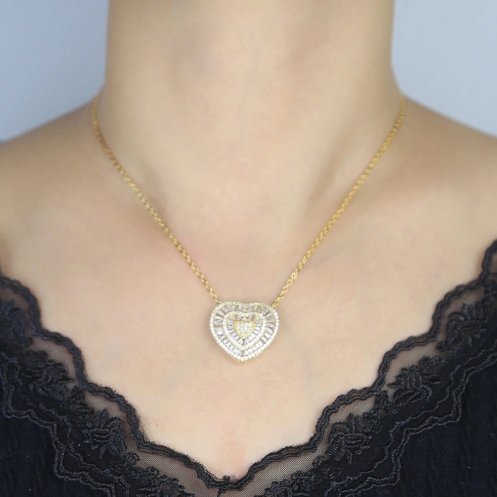 2025 جديد مثلج خارج القلب قلادة بلينغ قلادة تشيكوسلوفاكيا الزركون جميل القلب المختنق سحر للنساء موضة الهيب هوب مجوهرات